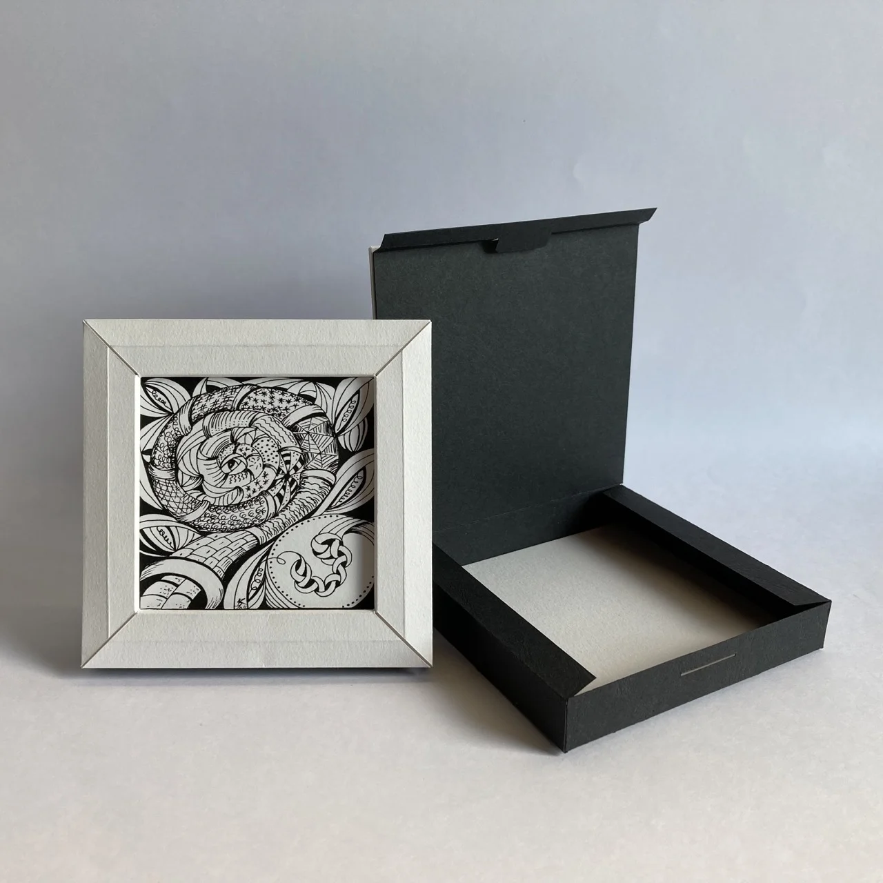 Geöffnete Zentangelschachtel und 2. Variante im Rahmen