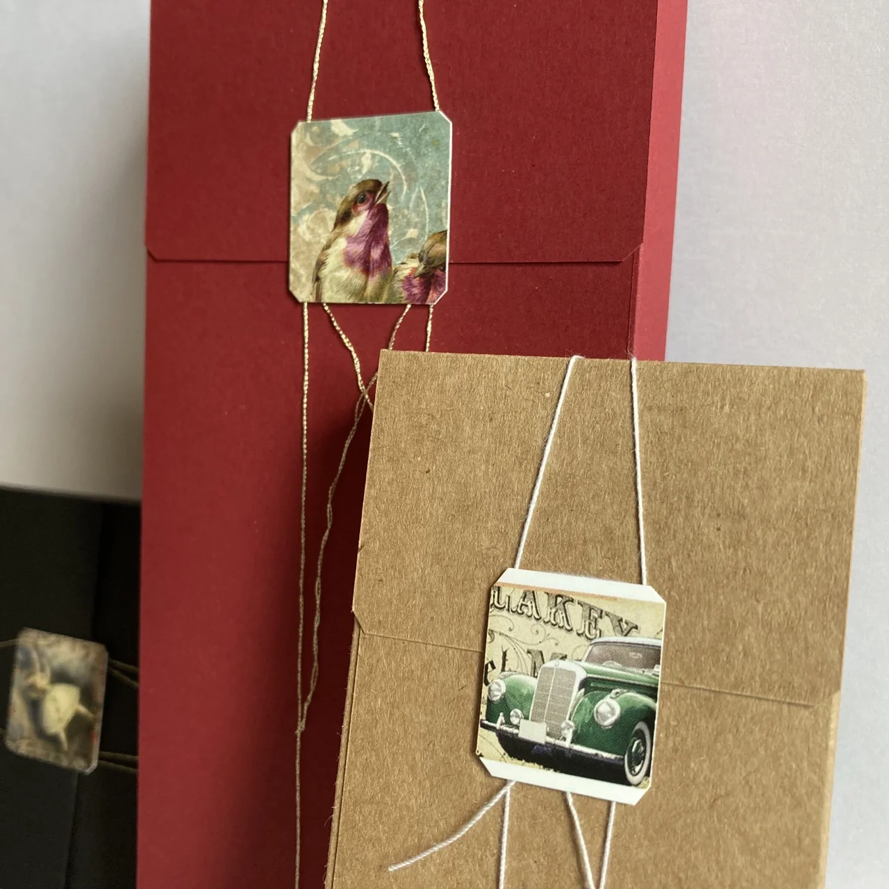 Schokoladenverpackung mit Band in Nahaufnahme