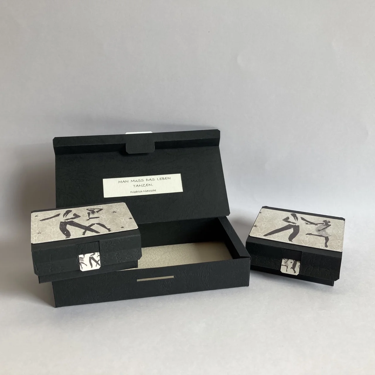 Quadratische und horizontale Tanzschachtel