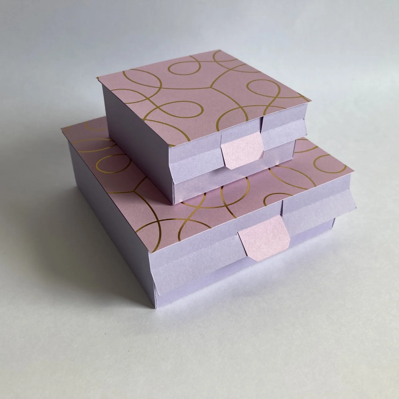 quadratische Verpackung mit innenliegendem Fenster in mini und maxi